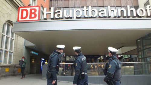 Am helllichten Tag: Unbekannter zieht 16-Jährige in Hinterhof und missbraucht sie - Dringender Aufruf