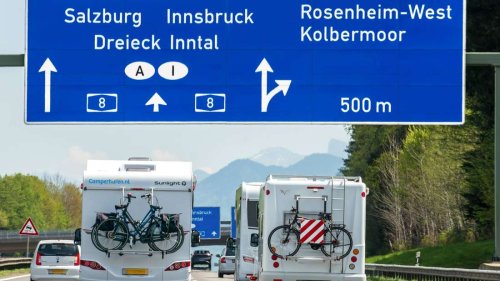 Heftiger Crash auf der A8: Fahrzeug fliegt umher – Autobahn gesperrt