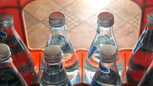 Dringender Mineralwasser-Rückruf bei Rewe: Hersteller warnt vor unangenehmem Geruch