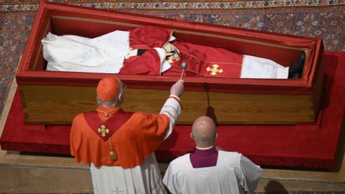 Mit Papst Franziskus im Sarg: Mysteriöse Metallröhre kurz vor Beerdigung beigelegt