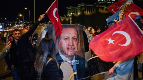 Hunderte Menschen feiern Erdogan-Wahlsieg am Siegestor – Polizei schreitet gegen Pyrotechnik ein