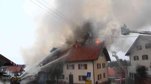 Großbrand auf Bauernhof: Nur noch Schutt und Asche übrig - Dramatische Szenen vor Ort