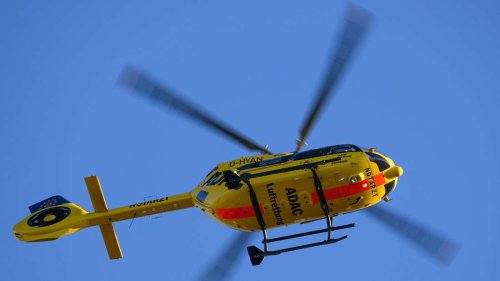 Schwerer Unfall auf der B472: Benediktbeurer (82) kracht bei Obersöchering in VW Bus - Fünf Verletzte