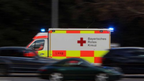 Bei Einsatz in Wohnung: Mann greift Rettungssanitäter an