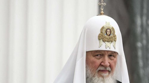 Putin-Vertrauter: Patriarch Kirill rutscht in Gottesdienst auf Weihwasser aus