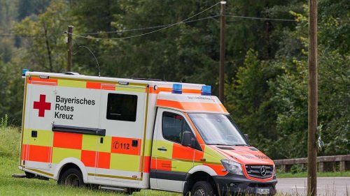 Mann prallt mit Auto gegen Baum: Münchner stirbt bei Unfall in Oberbayern