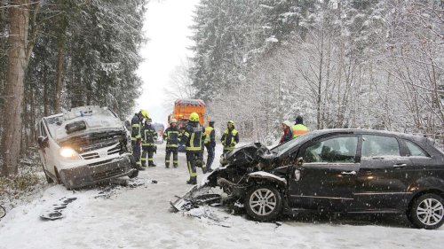 Winterwetter sorgt für zahlreiche Unfälle - Polizei im Dauereinsatz