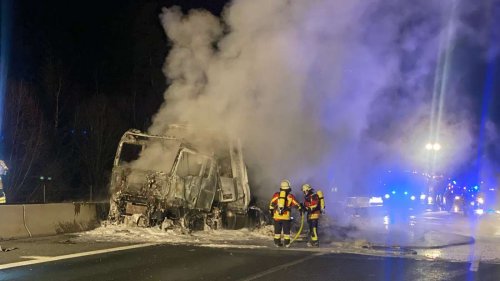 LKW in Brand geraten: Vollsperrung der A9 in Richtung Nürnberg - massive Verkehrsbehinderungen