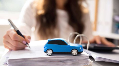 Kein Geld, aber Auto gekauft: Frau wegen Betrugs vor Gericht