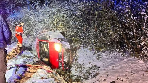 Auto landet im Graben: Unfälle bei winterlichen Straßenverhältnissen