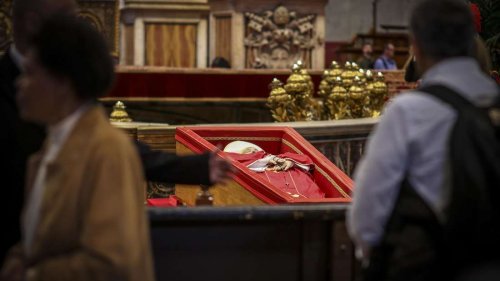 Video: Nonne verstößt am Sarg von Papst Franziskus gegen das Protokoll