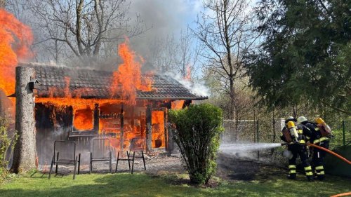 Gartenhütte in München fängt Feuer: Einsatzkräfte betreuen verzweifelte Besitzerin