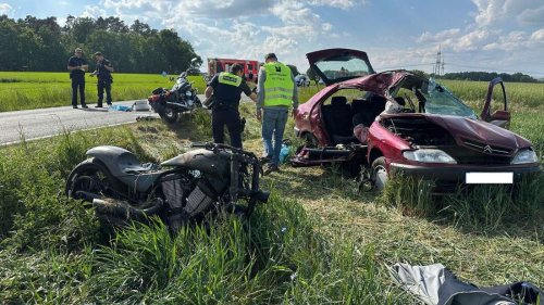 Schrecklicher Unfall in Bayern: Auto schleudert in Biker-Gruppe – zwei Menschen tot, drei in Lebensgefahr