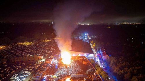 Riesiger Schrottberg in Essen in Flammen