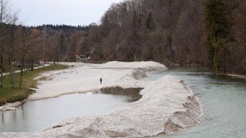 Riesige Kieshaufen in der Isar in Bad Tölz: Warten, bis der Lkw kommt