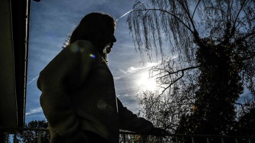 Junge Mutter in Not: Hund wenig erfreut, als Münchner Feuerwehr ihr helfen möchte
