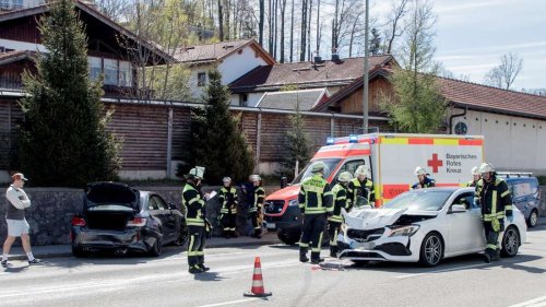 Junger Miesbacher verliert Kontrolle über 370 PS-Boliden – Eine Verletzte, hoher Sachschaden