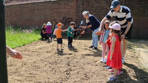 Memmingen: Kinder des Fröbelkindergartens säen Wildblumenwiese