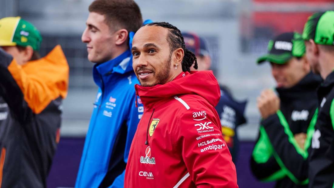 Hamilton zeigt sich bei Ferrari-Debüt angefressen: „Dankbar, dass ich keine Mauer geküsst habe“