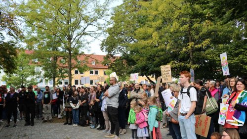 AfD-Politiker Höcke besucht Neugablonz – Hunderte Menschen demonstrieren