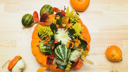 Basteln mit Kürbis: Machen Sie eine Blumenvase aus dem Gemüse