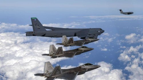 „Klare Botschaft“: US-Bomber führt Atomwaffen-Übung in Richtung Russland durch