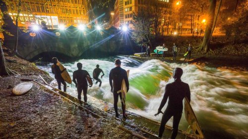 Nach schwerem Unglück auf der Eisbach-Welle: Surferin (33) immer noch in kritischem Zustand