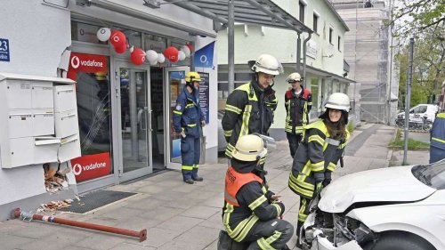 87-Jähriger kracht mit VW in Handyladen