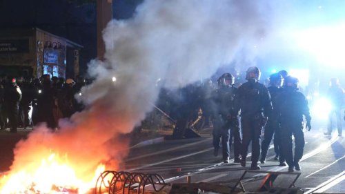„Tag X“ in Leipzig: Brennende Barrikaden und heftige Ausschreitungen in der Nacht