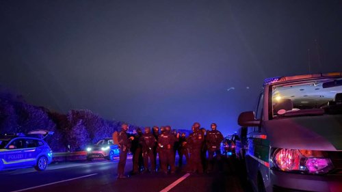 SEK-Einsatz auf A9: Geiselnahme? - Polizei korrigiert auch Angabe zum Verdächtigen
