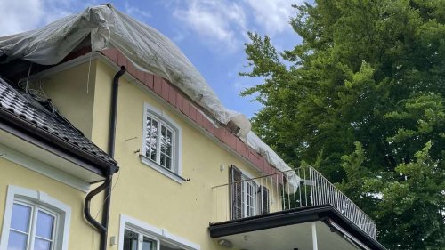 „Ein Wahnsinn“: Hausbesitzer ringt verzweifelt um Baugenehmigung – Dach nur von Plane geschützt