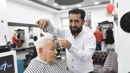 Friseur Ibo bietet Gratis-Service für Rentner: „Ich möchte etwas zurückgeben“