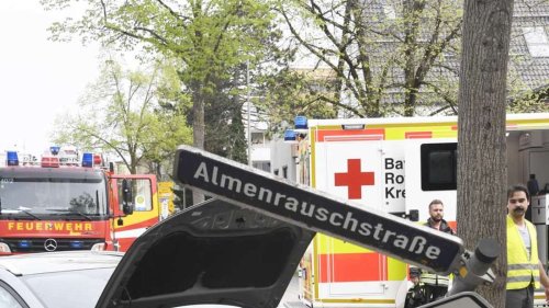 Am Steuer plötzlich erkrankt: 83-Jähriger rammt Baum in Ottobrunn