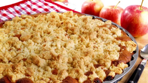 Saftiger Apfelmus-Kuchen mit Pudding und Streuseln – gleich losbacken und genießen
