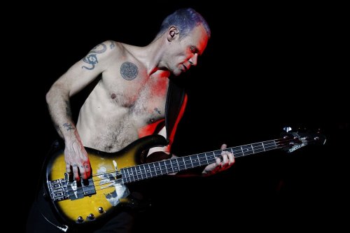"C'est pitoyable" ; Flea des Red Hot Chili Peppers regrette d'avoir cassé certaines de ses basses sur scène