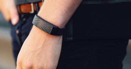This bracelet for long-distance relationships lets you ‘touch’ your partner when they’re miles away