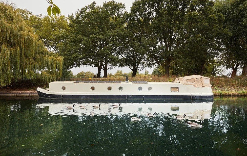 London has a new spa boat with hot tub, sauna and treatment room hidden on board