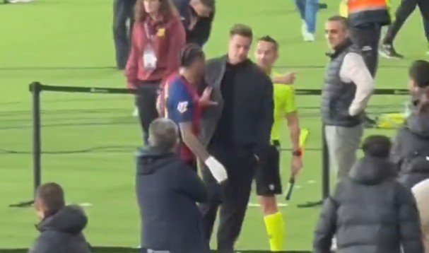 Raphinha clashes with Barcelona teammate and Hansi Flick after Real Betis draw