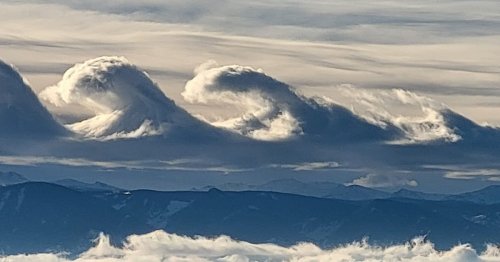 Rare ‘awe-inspiring’ cloud formation looks like waves crashing across the horizon