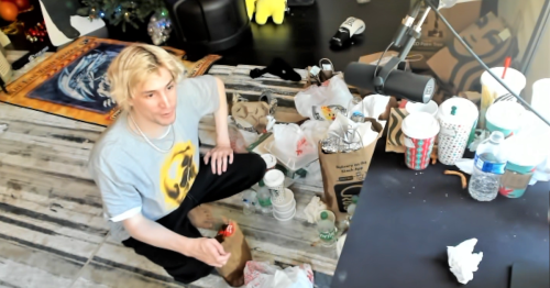 16,000 Twitch viewers watch xQc vacuum his room and fail to do his laundry properly