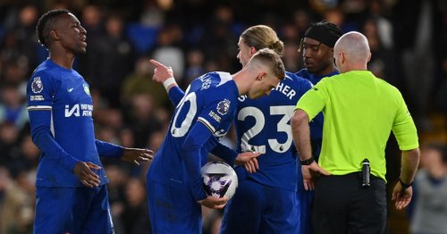 ‘Grow up!’ – Alan Smith slams two Chelsea players for arguing over Everton penalty