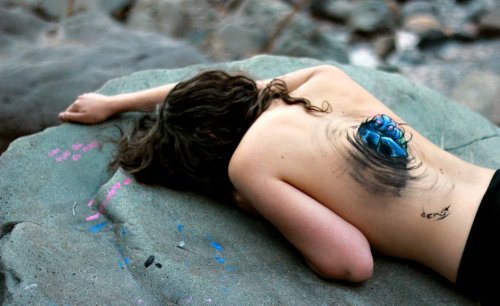 Artist creates mind-blowing body paintings that look like women are tearing themselves apart