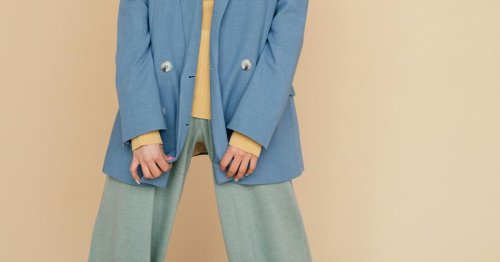 De Cortefiel a Zara: los pantalones holgados que las mujeres +50 están agotando porque son cómodos, estilizan y combinan con todo