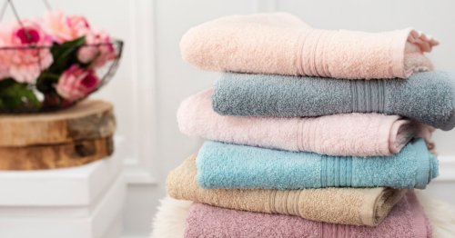 Nunca pensé que usaría un escurreplatos de Ikea para organizar las toallas del baño y ahora no entiendo cómo vivía sin este truco de orden (y cuesta menos de 5 euros)