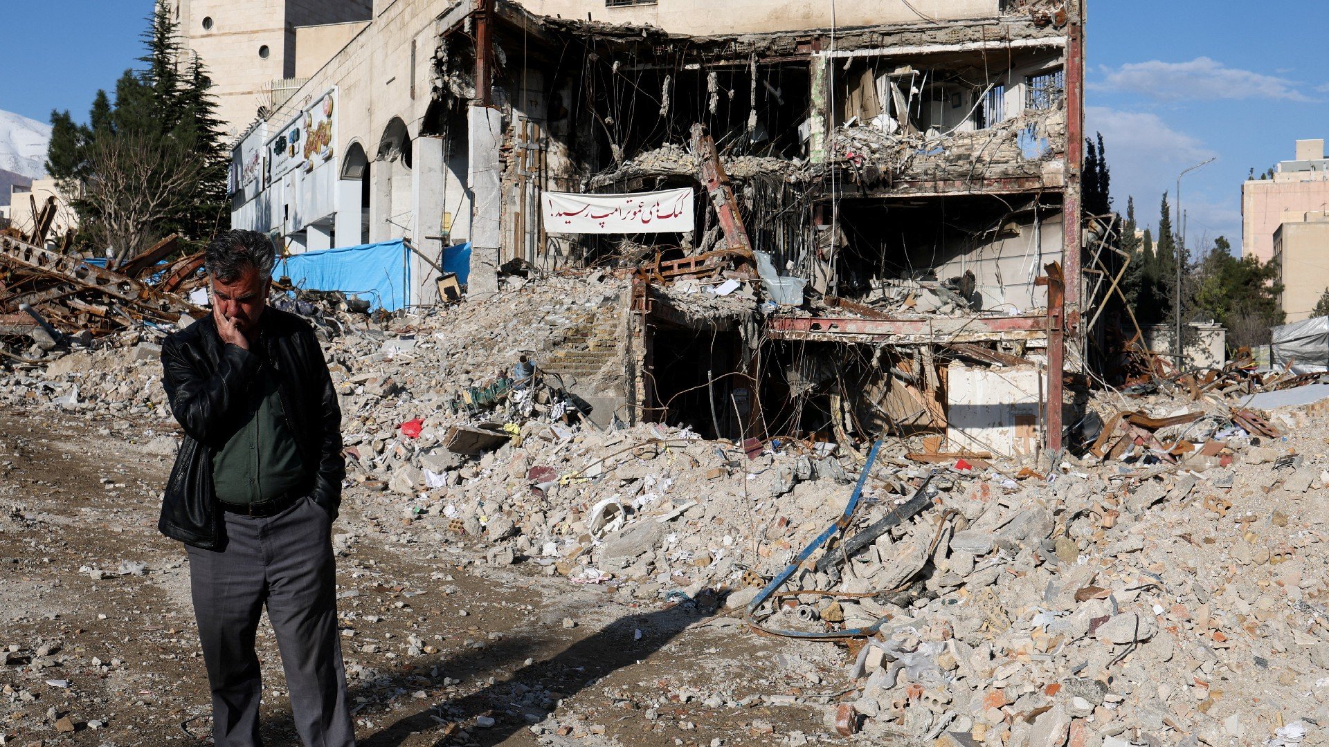 Asian markets fall as war fears hit stocks, currencies