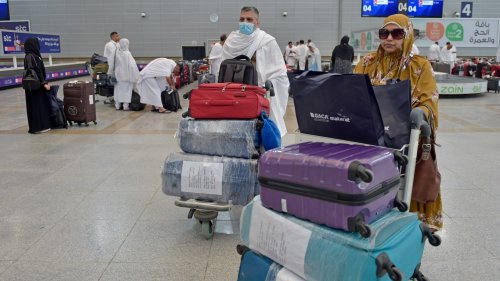 Hajj: UK pilgrims turned away at airports as lottery chaos continues