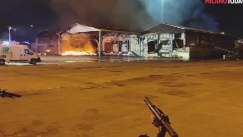 Vasto incendio al Mercato Ortofrutticolo di Milano: video