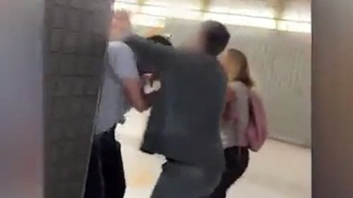 Metro gialla Duomo: aggressione sulla banchina, donna finisce in ospedale