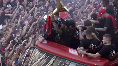 La parata del Milan sul bus scoperto dopo lo scudetto (con insulti all'Inter)