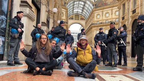 Altra protesta di Ultima Generazione: versano bottiglie di pomodoro da Cracco